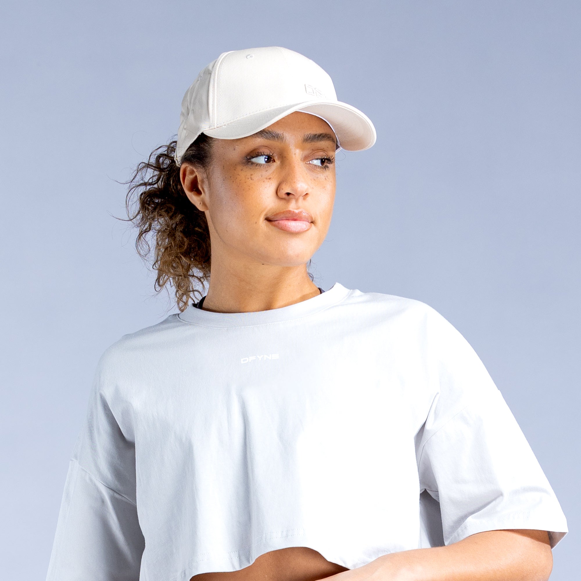 Gorra DFYNE Signature Mujer Blancos | 6837-RSAMP